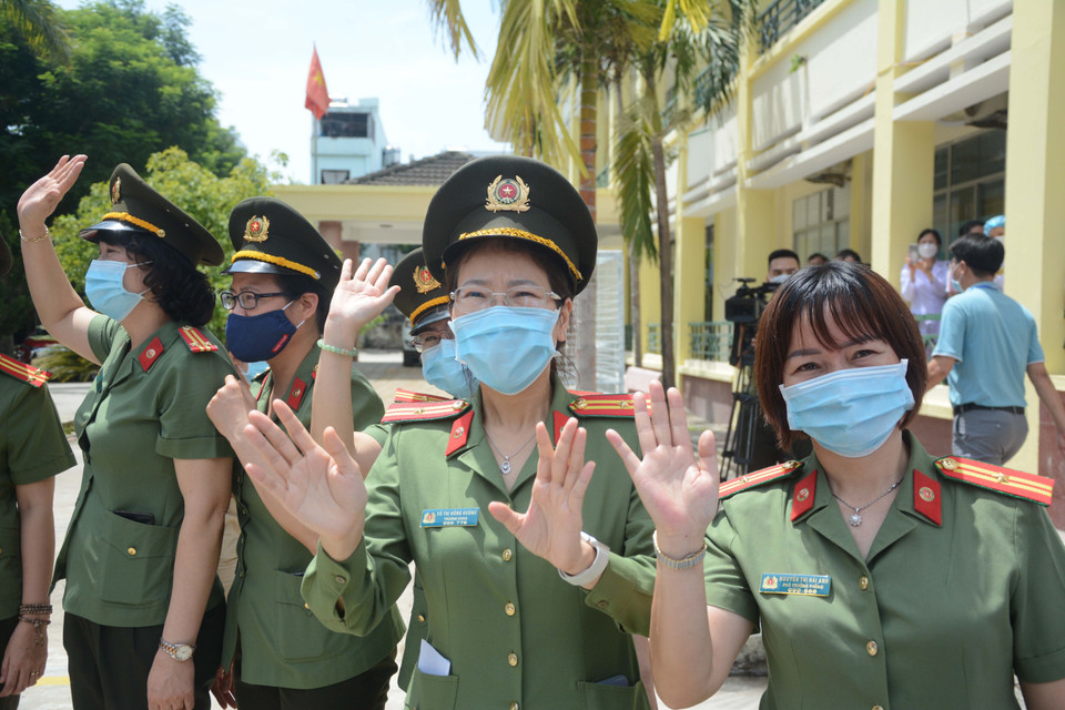 Các y, bác sỹ Bệnh viện 199 chào thành viên đoàn công tác. (Ảnh: Văn Dũng/TTXVN)