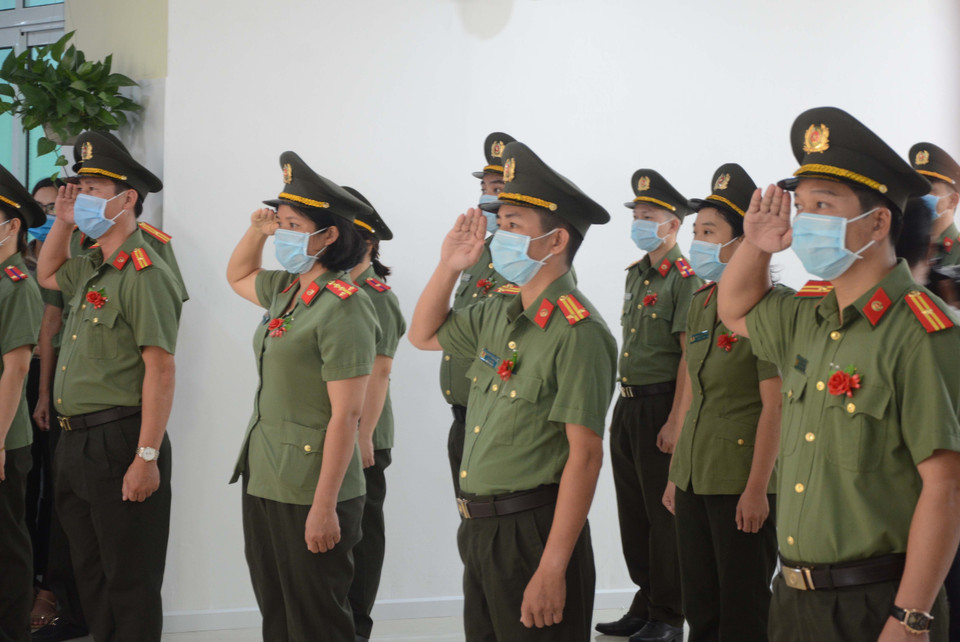 Các y, bác sỹ Bệnh viện 199 (Bộ Công an) chào cờ trước giờ xuất quân. (Ảnh: Văn Dũng/TTXVN)