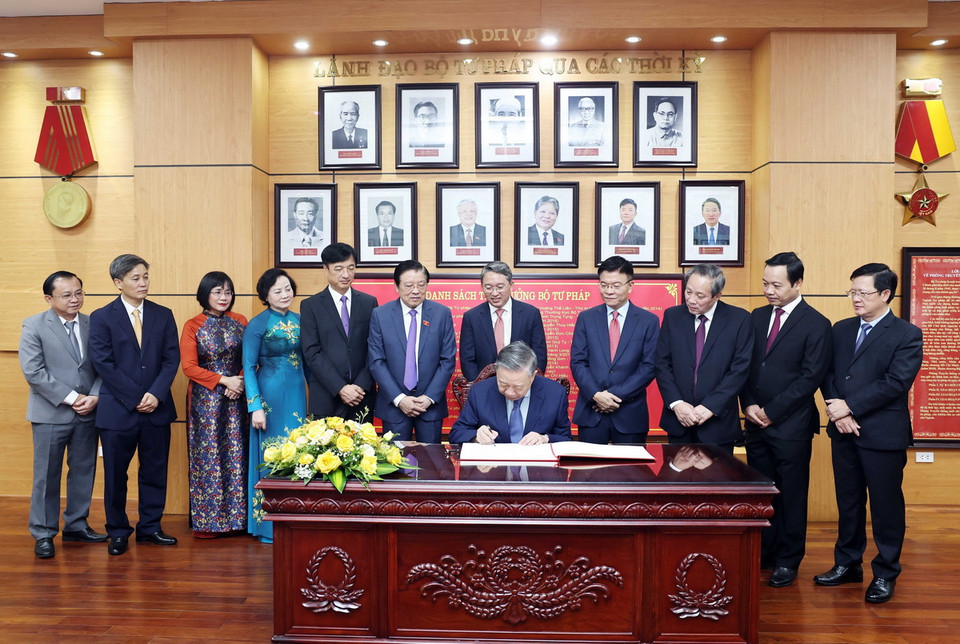 Tổng Bí thư Tô Lâm ghi lưu bút tại Phòng truyền thống Bộ Tư pháp. (Ảnh: Thống Nhất/TTXVN)