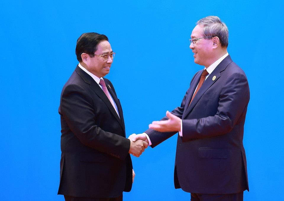 Thủ tướng Trung Quốc Lý Cường đón Thủ tướng Phạm Minh Chính đến dự Hội nghị GMS mở rộng lần thứ 8. (Ảnh: Dương Giang/TTXVN)