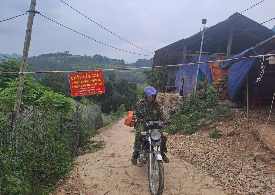 Con đường vào làng cổ Thiên Hương đã được cơ quan chức năng đặt biển cấm và rào chắn. (Ảnh: Đức Thọ/TTXVN)