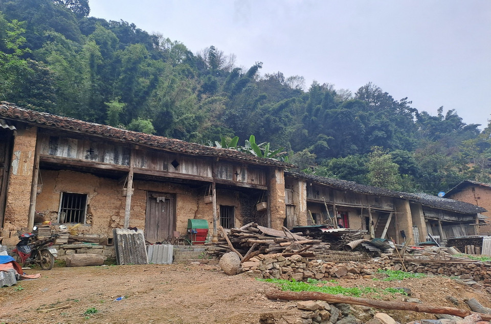 Những ngôi nhà cổ ở Làng cổ Thiên Hương xuống cấp, bị bỏ hoang khi người dân buộc phải di dời khỏi nguy cơ sạt lở. (Ảnh: Đức Thọ/TTXVN)