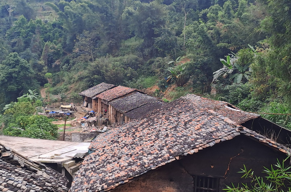 Những ngôi nhà cổ ở làng cổ Thiên Hương xuống cấp, bị bỏ hoang khi người dân buộc phải di dời khỏi nguy cơ sạt lở. (Ảnh: Đức Thọ/TTXVN)