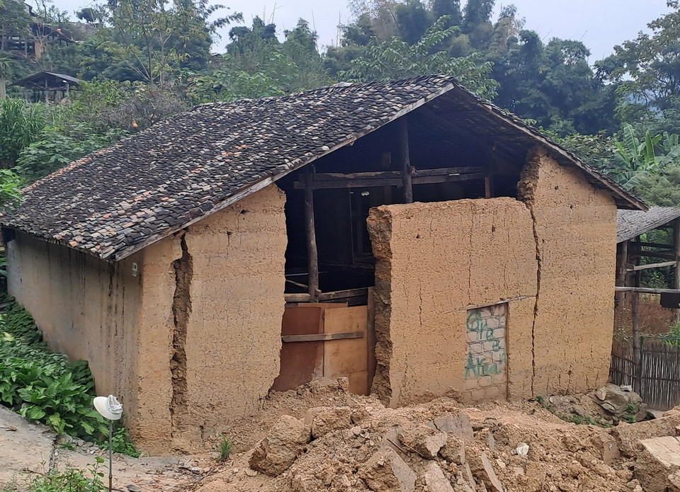 Những ngôi nhà cổ ở làng cổ Thiên Hương xuống cấp, bị bỏ hoang. (Ảnh: Đức Thọ/TTXVN)