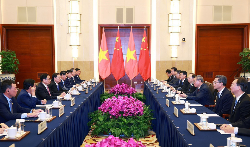 Thủ tướng Phạm Minh Chính gặp Thủ tướng Trung Quốc Lý Cường. (Ảnh: Dương Giang/TTXVN)