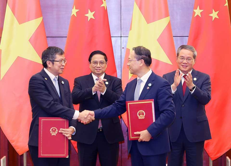 Thủ tướng Phạm Minh Chính và Thủ tướng Trung Quốc Lý Cường chứng kiến lễ trao công hàm tuyên bố thành lập Tổng Lãnh sự quán Việt Nam tại Trùng Khánh. (Ảnh: Dương Giang/TTXVN)