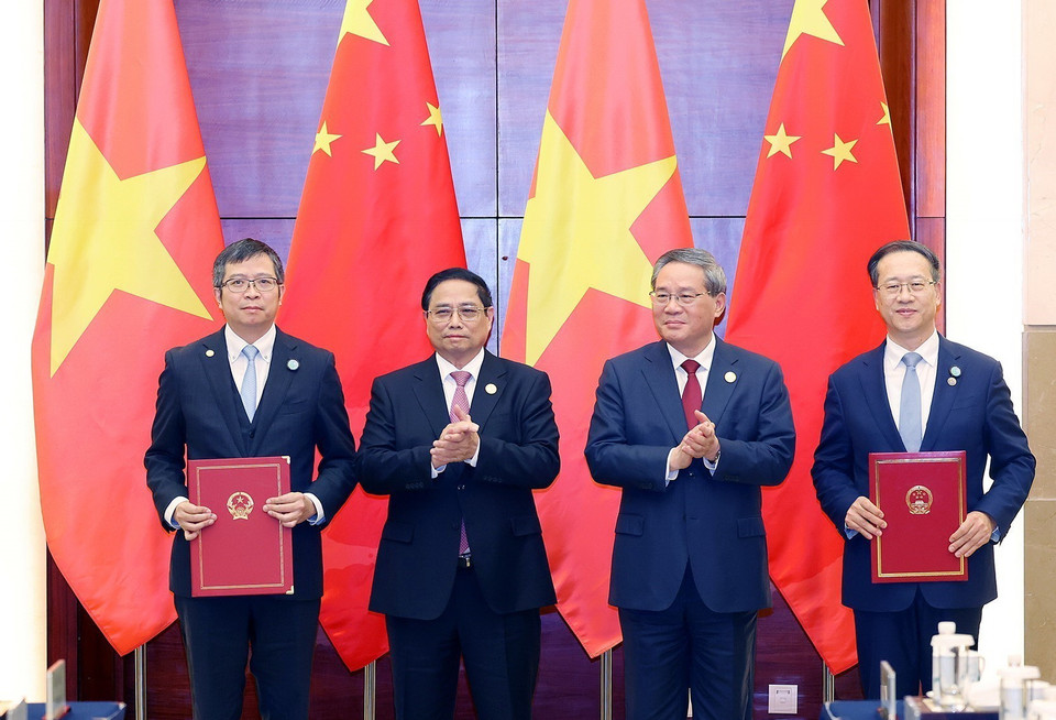 Thủ tướng Phạm Minh Chính và Thủ tướng Trung Quốc Lý Cường chứng kiến lễ trao công hàm tuyên bố thành lập Tổng Lãnh sự quán Việt Nam tại Trùng Khánh. (Ảnh: Dương Giang/TTXVN)