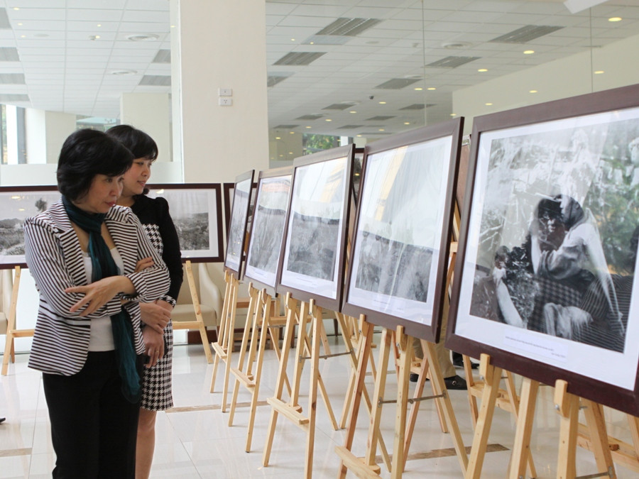 Ôn lại lịch sử qua ảnh báo chí. (Ảnh: ChiLê/Vietnam+)