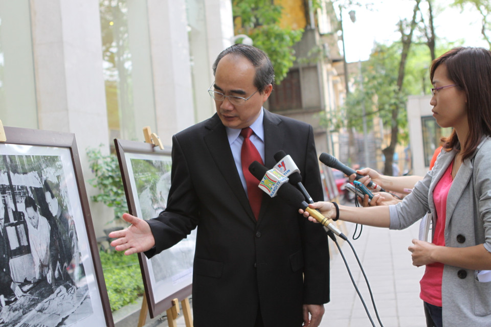 Ông Nguyễn Thiện Nhân chia sẻ cảm xúc với Truyền hình Thông tấn. (Ảnh: ChiLê/Vietnam+)