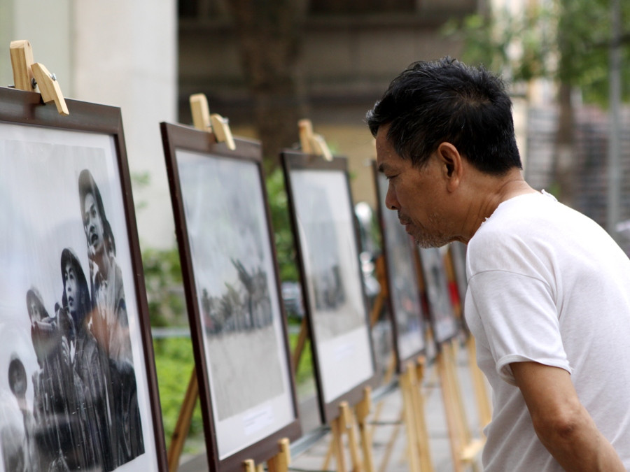 Người dân Thủ đô không rời mắt trước những hình ảnh hiếm có về chiến dịch Điện Biên Phủ lừng lẫy năm nào.(Ảnh: ChiLê/Vietnam+)