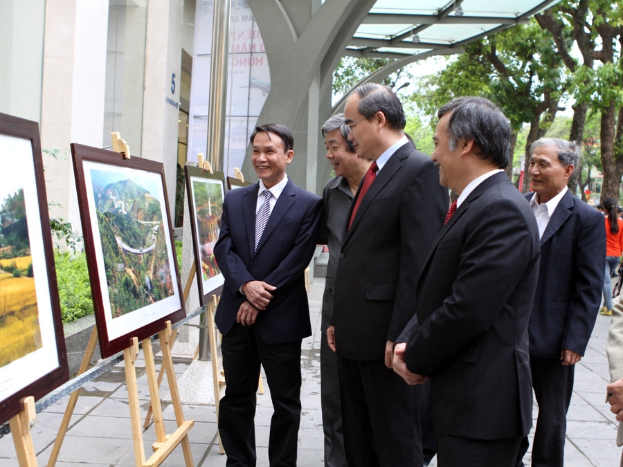 Và tự hào với một diện mạo phát triển mới của Điện Biên Phủ ngày hôm nay. (Ảnh: ChiLê/Vietnam+)