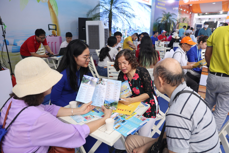 Đến VITM Hanoi 2024, khách tham quan sẽ có nhiều trải nghiệm thú vị với các chương trình tour khuyến mại 40-45%, vé máy bay giảm giá, phòng khách sạn giá rẻ cùng các sản phẩm OCOP của các vùng miền trong cả nước... (Ảnh: Mai Mai/Vietnam+)