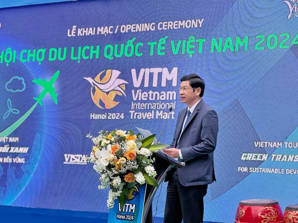 Phát biểu khai mạc VITM Hà Nội 2024, Thứ trưởng Bộ Văn hóa, Thể thao và Du lịch Hồ An Phong nhấn mạnh đây sự kiện quan trọng, có ý nghĩa lớn, thiết thực và thông qua đây, nhiều hợp đồng sẽ được ký kết tạo đà cho sự phát triển của du lịch Việt Nam, trong khu vực và trên toàn thế giới. (Ảnh: Nhật Lam/Vietnam+)