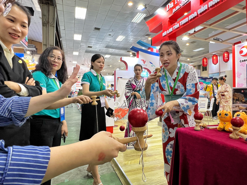 Không gian Hội chợ còn mang đến nhiều trải nghiệm giao lưu văn hóa giữa các quốc gia. (Ảnh: Nhật Lam/Vietnam+)