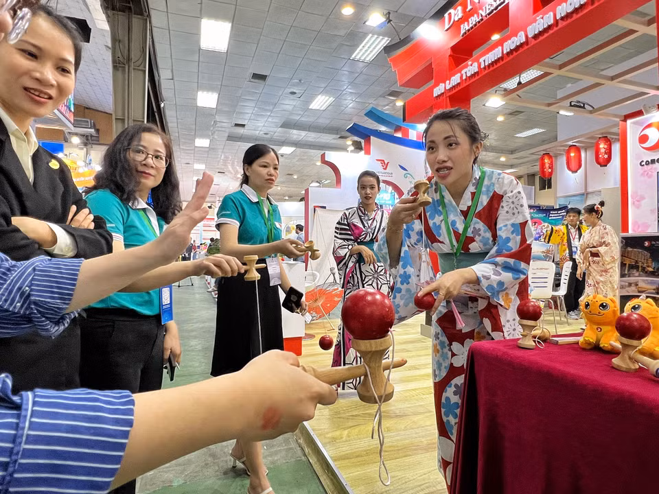 Không gian Hội chợ còn mang đến nhiều trải nghiệm giao lưu văn hóa giữa các quốc gia. (Ảnh: Nhật Lam/Vietnam+)