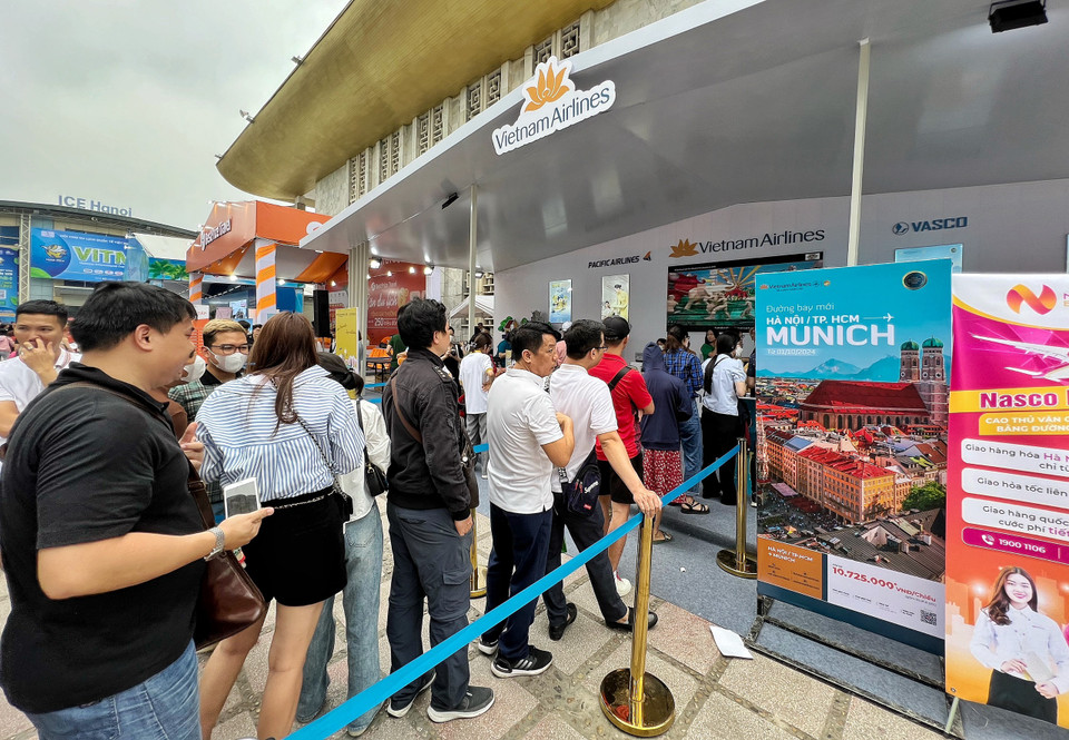 Rất đông du khách xếp hàng canh combo ưu đãi của hãng hàng không quốc gia Vietnam Airlines. (Ảnh: Mai Mai/Vietnam+)