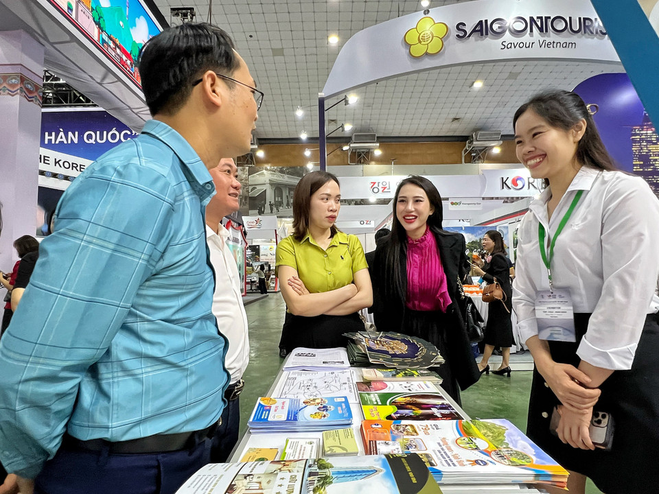 Với vô số hành trình tour trọn gói, Combo vé máy bay kèm phòng khách sạn có mức giảm cao, tiết kiệm tối đa chi phí... các đơn vị lữ hành đã mang đến một không khí sôi nổi cho VITM Hà Nội 2024. (Ảnh: Nhật Lam/Vietnam+)