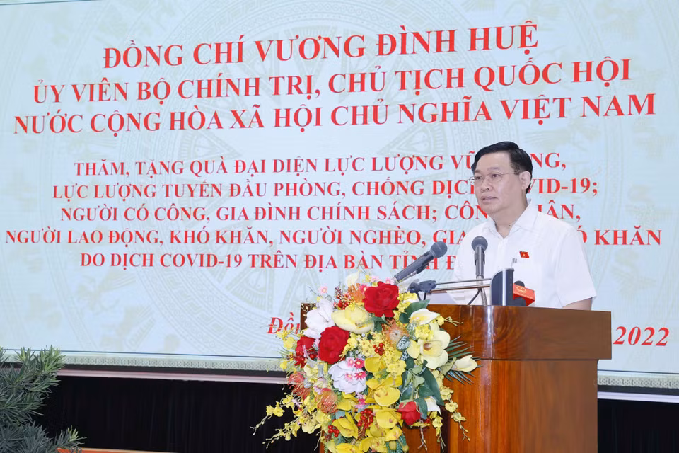 Ủy viên Bộ Chính trị, Chủ tịch Quốc hội Vương Đình Huệ thăm, tặng quà lực lượng vũ trang, lực lượng tuyến đầu phòng, chống dịch COVID-19; công nhân, người lao động khó khăn, gia đình chính sách, người nghèo, gia đình khó khăn do dịch COVID-19 trên địa bàn tỉnh Đồng Nai. (Ảnh: Doãn Tấn/TTXVN)