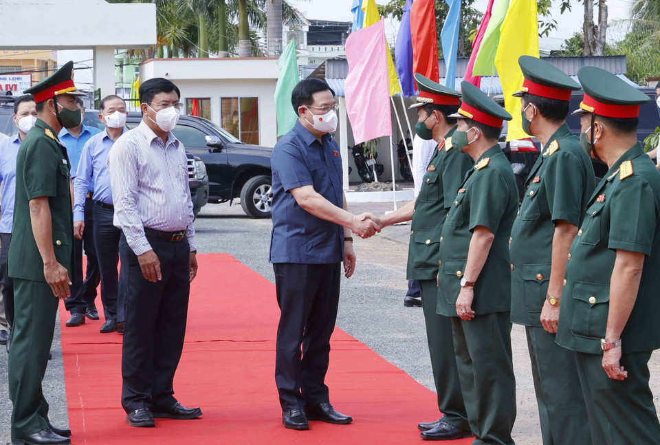 Chủ tịch Quốc hội Vương Đình Huệ với cán bộ, chiến sỹ Tiểu đoàn U Minh II. (Ảnh: Doãn Tấn/TTXVN)