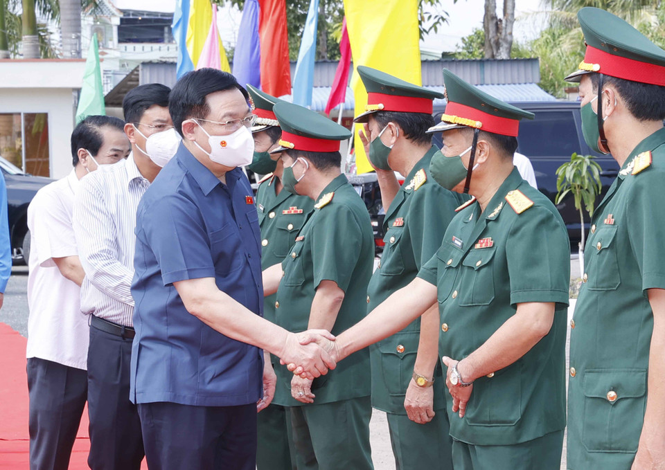 Chủ tịch Quốc hội Vương Đình Huệ với cán bộ, chiến sỹ Tiểu đoàn U Minh II. (Ảnh: Doãn Tấn/TTXVN)