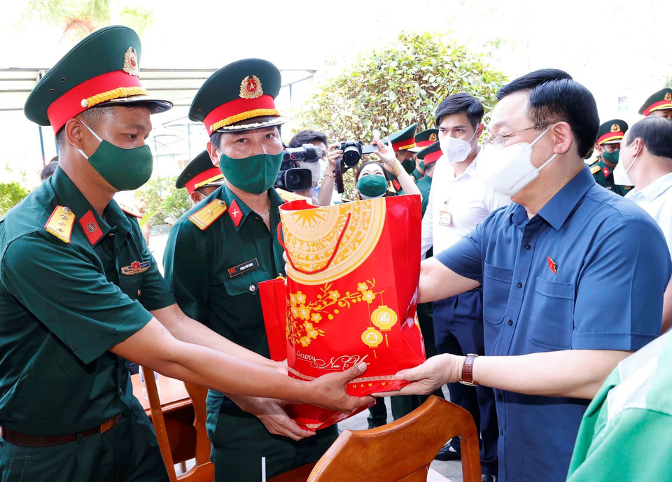 Chủ tịch Quốc hội Vương Đình Huệ tặng quà Tết cán bộ, chiến sỹ Tiểu đoàn U Minh II. (Ảnh: Doãn Tấn/TTXVN)