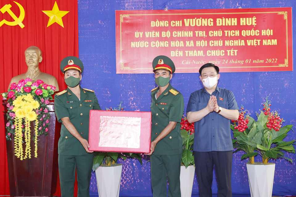 Chủ tịch Quốc hội Vương Đình Huệ tặng quà Tết cán bộ, chiến sỹ Tiểu đoàn U Minh II. (Ảnh: Doãn Tấn/TTXVN)