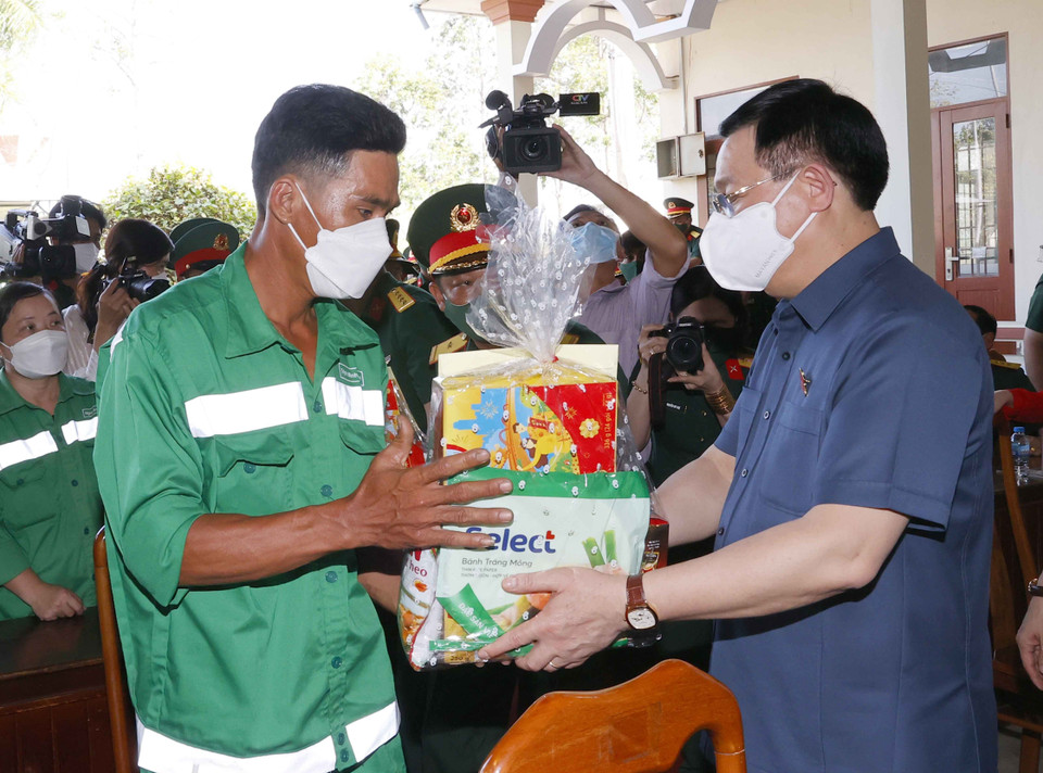 Chủ tịch Quốc hội Vương Đình Huệ tặng quà Tết công nhân môi trường, người lao động có hoàn cảnh khó khăn. (Ảnh: Doãn Tấn/TTXVN)