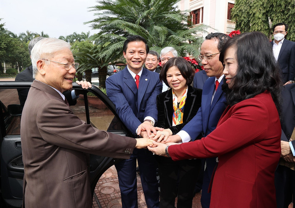 Tổng Bí thư Nguyễn Phú Trọng với các lãnh đạo Đảng bộ, chính quyền tỉnh Bắc Ninh. (Ảnh: Trí Dũng/TTXVN)