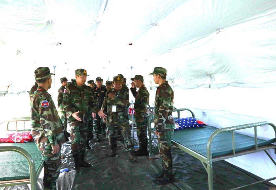 Ban tổ chức kiểm tra các lán trại tại thao trường Trung tâm Huấn luyện Hiến binh Hoàng gia Campuchia ở khu vực núi Chum Sen Rikreay (tỉnh Kampong Chhnang). (Ảnh: Huỳnh Thảo/TTXVN)