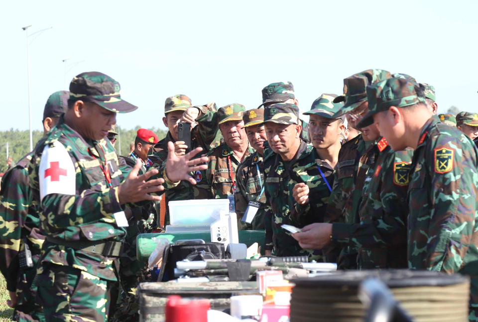 Các đại biểu tham quan khu trưng bày, giới thiệu các trang thiết bị phục vụ hoạt động cứu hộ, cứu nạn của Quân đội Nhân dân Lào tham gia diễn tập chung. (Ảnh: Huỳnh Thảo/TTXVN)