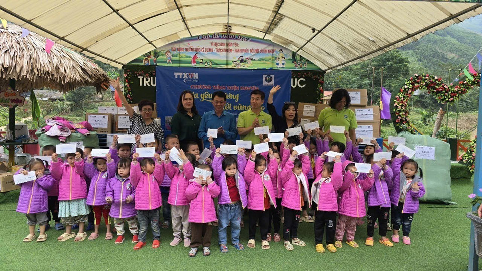 Trao quà cho 30 học sinh có hoàn cảnh khó khăn của Trường Mầm non Nậm Lúc. (Ảnh: Hương Thu/TTXVN)