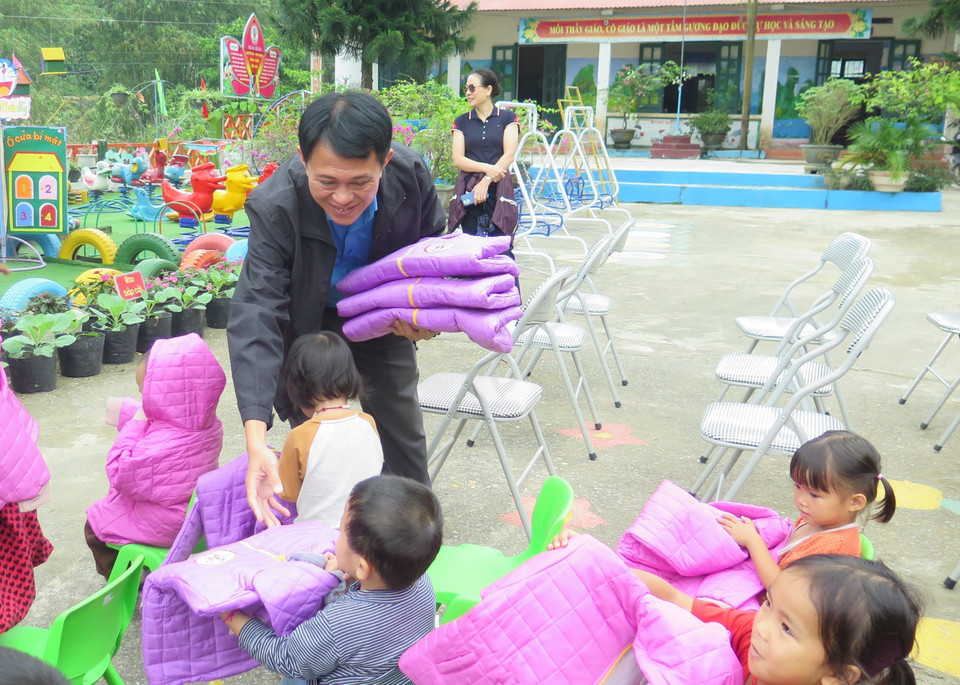 Trao tặng 274 áo khoác cho trẻ tại Trường Mầm non NậM Lúc. (Ảnh: Hương Thu/TTXVN)