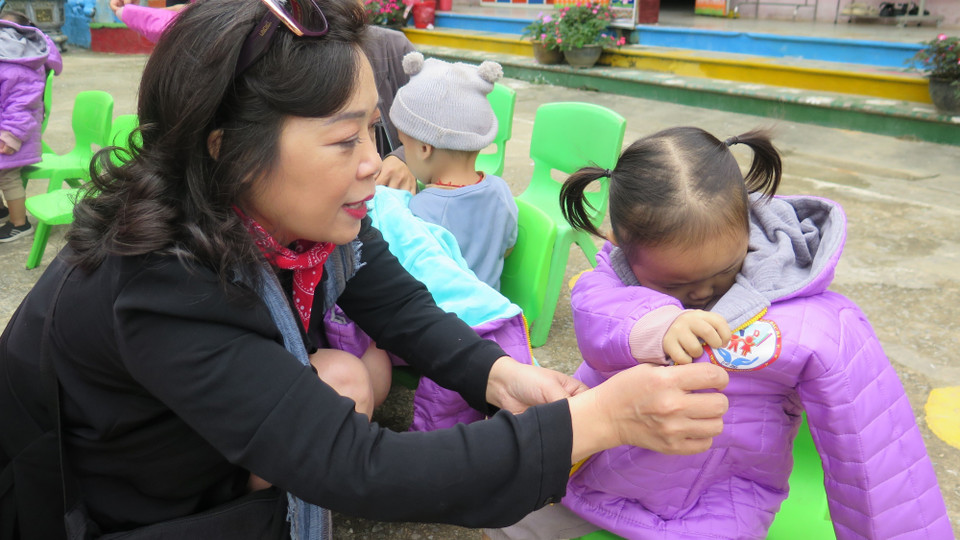 Trao tặng 274 áo khoác cho trẻ tại Trường Mầm non NậM Lúc. (Ảnh: Hương Thu/TTXVN)