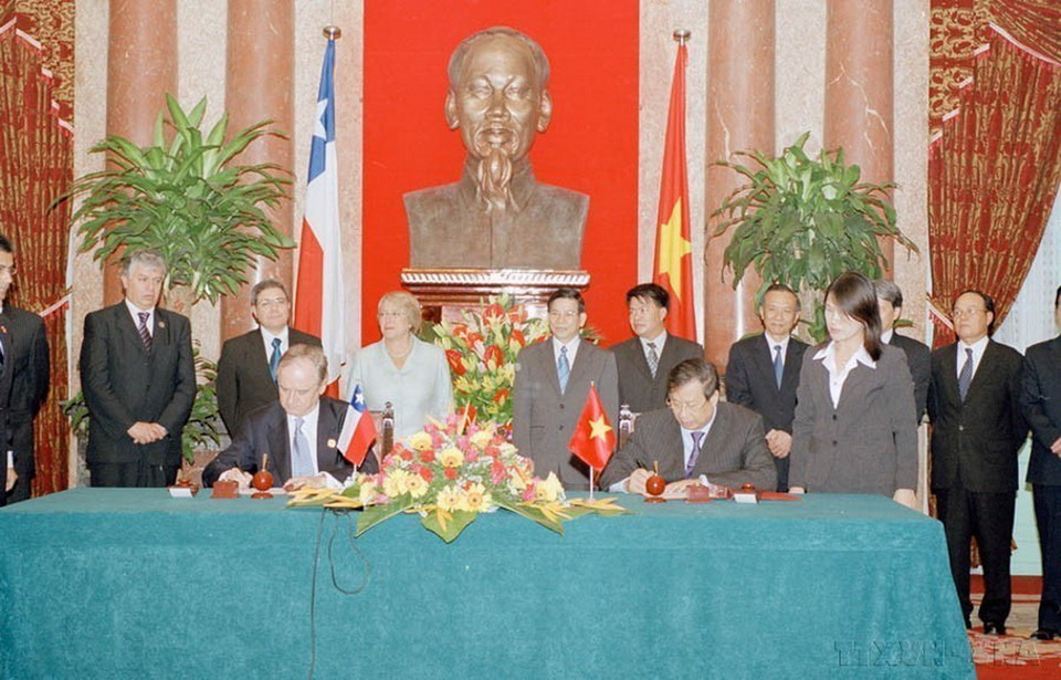 Chủ tịch nước Nguyễn Minh Triết và Tổng thống Chile Michelle Bachelet chứng kiến Lễ ký Ý định thư giữa hai nước về việc nghiên cứu tính khả thi đàm phán Hiệp định Thương mại tư do song phương (Hà Nội, 2006). (Ảnh: Nguyễn Khang/TTXVN)