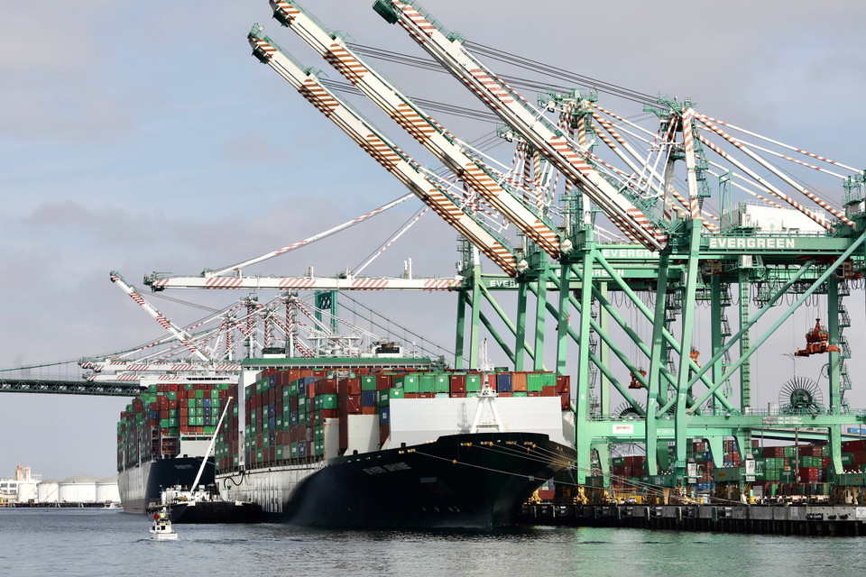 Tổng thống đắc cử Mỹ Donald Trump ngày 25/11/2024 tuyên bố sẽ áp thuế 25% đối với tất cả các sản phẩm từ Mexico và Canada, và thêm 10% thuế đối với hàng hóa từ Trung Quốc, viện dẫn quan ngại về tình trạng nhập cư bất hợp pháp và buôn lậu ma túy. (Ảnh: Cảng hàng hóa Los Angeles, bang California (Mỹ). THX/TTXVN)