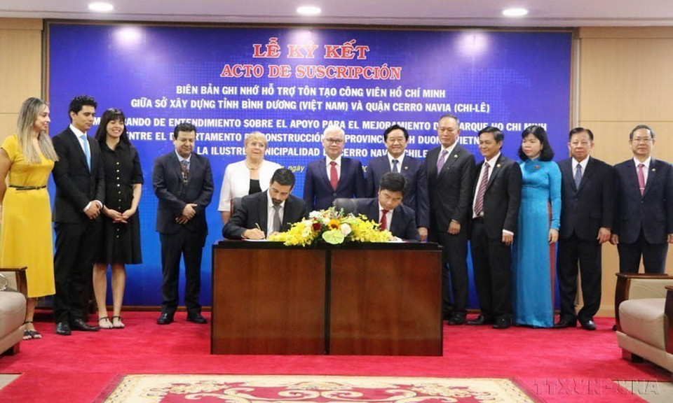 Lãnh đạo tỉnh Bình Dương và cựu Tổng thống Chile Michelle Bachelet chứng kiến lễ ký kết bản ghi nhớ về Hỗ trợ tôn tạo công viên Hồ Chí Minh tại quận Cerro Navia, thủ đô Santiago (Chile) giữa Sở Xây dựng tỉnh Bình Dương và quận Cerro Navia (2023).(Ảnh: Chí Tưởng/TTXVN)