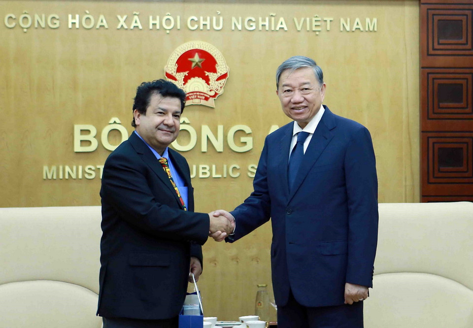 Đại tướng Tô Lâm, Bộ trưởng Bộ Công an tiếp ngài Sergio Narea, Đại sứ Đặc mệnh toàn quyền nước Cộng hòa Chile tại Việt Nam (12/5/2023). (Ảnh: Phạm Kiên/TTXVN)