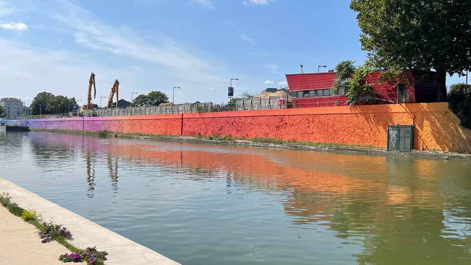 Các tác phẩm bích họa khổng lồ và tranh vẽ trên tường các tòa nhà, ở chân các cây cầu bê tông mang lại một nét đẹp độc đáo cho Street Art Avenue. (Ảnh: Thu Hà/TTXVN)