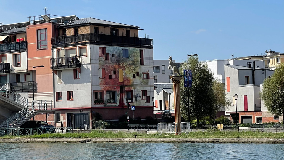 Các tác phẩm bích họa khổng lồ và tranh vẽ trên tường các tòa nhà, ở chân các cây cầu bê tông mang lại một nét đẹp độc đáo cho Street Art Avenue. (Ảnh: Thu Hà/TTXVN)