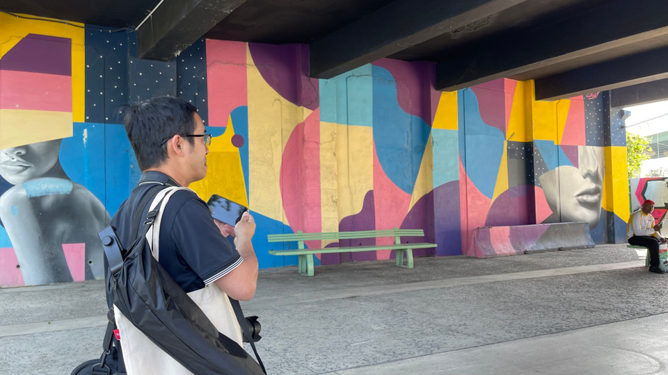 Các tác phẩm bích họa khổng lồ và tranh vẽ trên tường các tòa nhà, ở chân các cây cầu bê tông mang lại một nét đẹp độc đáo cho Street Art Avenue. (Ảnh: Thu Hà/TTXVN)