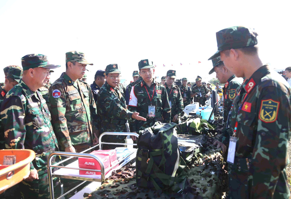 Các đại biểu tham quan khu trưng bày, giới thiệu các trang thiết bị phục vụ hoạt động cứu hộ, cứu nạn của Quân đội Nhân dân Việt Nam tham gia diễn tập chung. (Ảnh: Huỳnh Thảo/TTXVN)