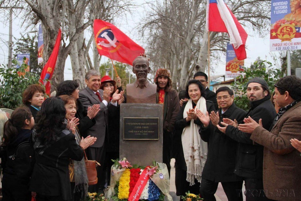 Phó Chủ tịch Quốc hội Nguyễn Thị Kim Ngân dự Lễ khánh thành tượng đài Chủ tịch Hồ Chí Minh tại quận Cerro Navia ở thủ đô Santiago, Chile (2014). (Ảnh: TTXVN)