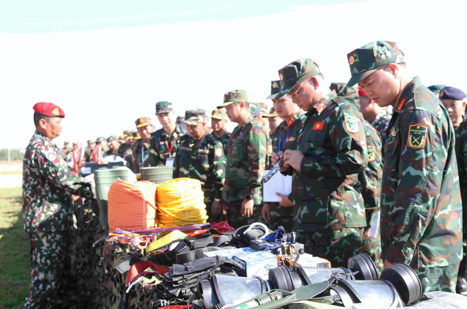 Các đại biểu tham quan khu trưng bày, giới thiệu các trang thiết bị phục vụ hoạt động cứu hộ, cứu nạn của Quân đội Hoàng gia Campuchia tham gia diễn tập chung. (Ảnh: Huỳnh Thảo/TTXVN)