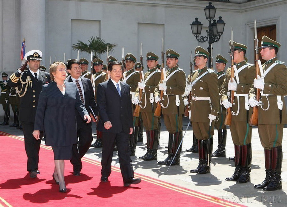 Tổng thống Michelle Bachele đón Chủ tịch nước Nguyễn Minh Triết thăm chính thức Chile từ ngày 29/9 – 1/10/2009. (Ảnh: Nguyễn Khang/TTXVN)