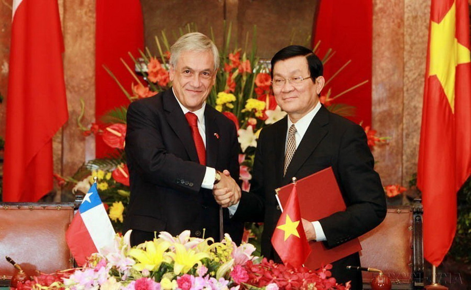 Chủ tịch nước Trương Tấn Sang và Tổng thống Chile Sebastian Piñera Echenique ký Tuyên bố chung Việt Nam - Chile trong chuyến thăm chính thức Việt Nam (2012). (Ảnh: Nguyễn Khang/TTXVN)