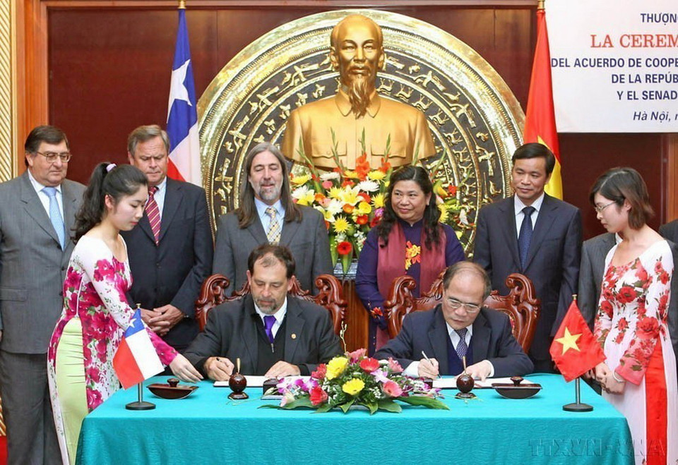 Chủ tịch Quốc hội Nguyễn Sinh Hùng và Chủ tịch Thượng viện Chilê Guido Girardi Lavín ký thỏa thuận hợp tác giữa Quốc hội nước hai nước trong chuyến thăm chính thức Việt Nam (2012). (Ảnh: Nhan Sáng/TTXVN)