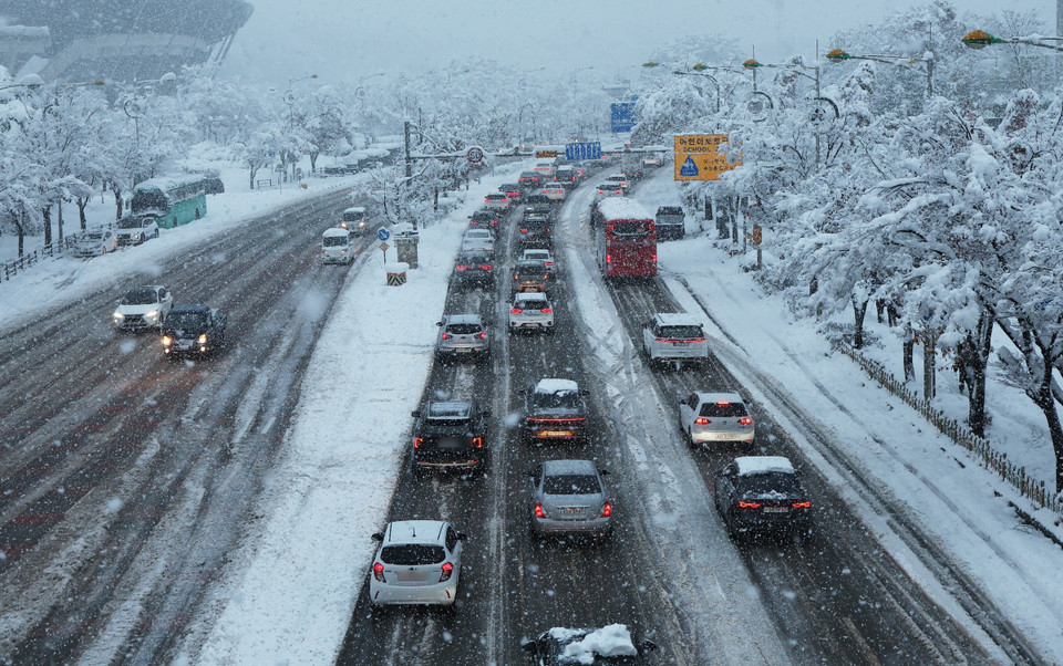 Ngày 28/11/2024, Hàn Quốc ghi nhận đợt tuyết rơi dày trong ngày thứ hai liên tiếp, đặc biệt ở thủ đô Seoul lên tới 28,6 cm, nghiêm trọng nhất trong hơn 50 năm qua, ảnh hưởng đến hoạt động đi lại của người dân. Số liệu thống kê cho thấy hơn 140 chuyến bay bị hủy, hoạt động phà bị ngưng trệ và ít nhất 5 người thiệt mạng do giá lạnh. (Ảnh: YONHAP/TTXVN)