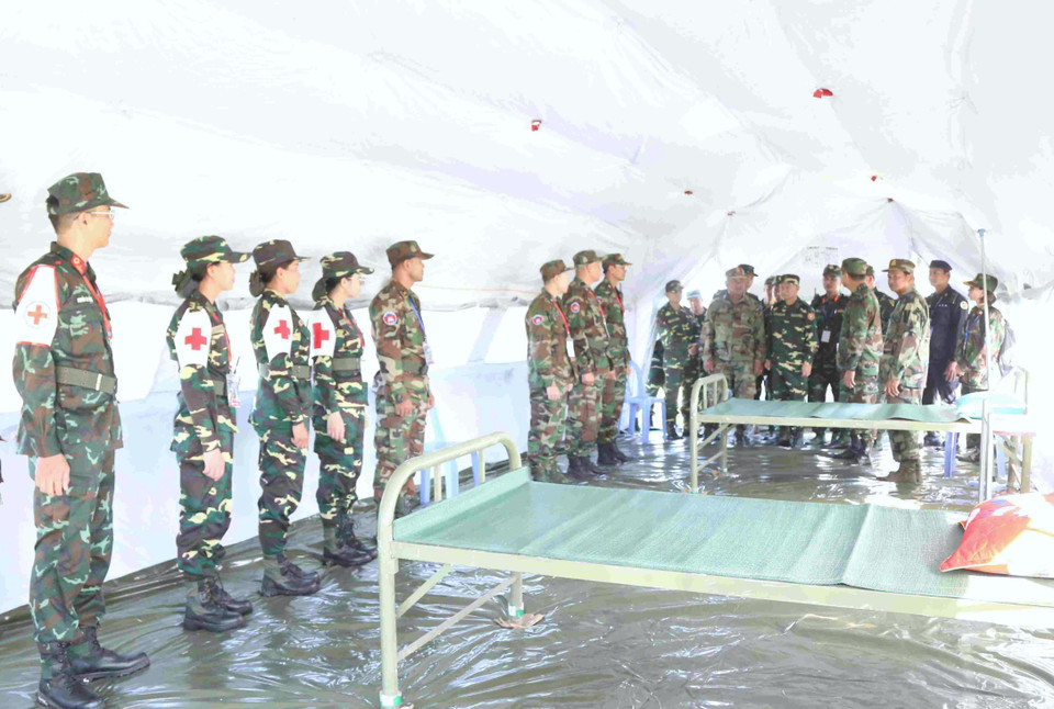 Ban tổ chức kiểm tra các lán trại tại thao trường Trung tâm Huấn luyện Hiến binh Hoàng gia Campuchia ở khu vực núi Chum Sen Rikreay (tỉnh Kampong Chhnang). (Ảnh: Huỳnh Thảo/TTXVN)