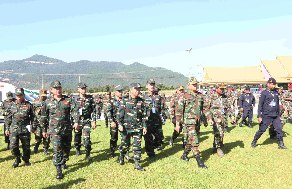 Ban tổ chức kiểm tra các lán trại tại thao trường Trung tâm Huấn luyện Hiến binh Hoàng gia Campuchia ở khu vực núi Chum Sen Rikreay (tỉnh Kampong Chhnang). (Ảnh: Huỳnh Thảo/TTXVN)
