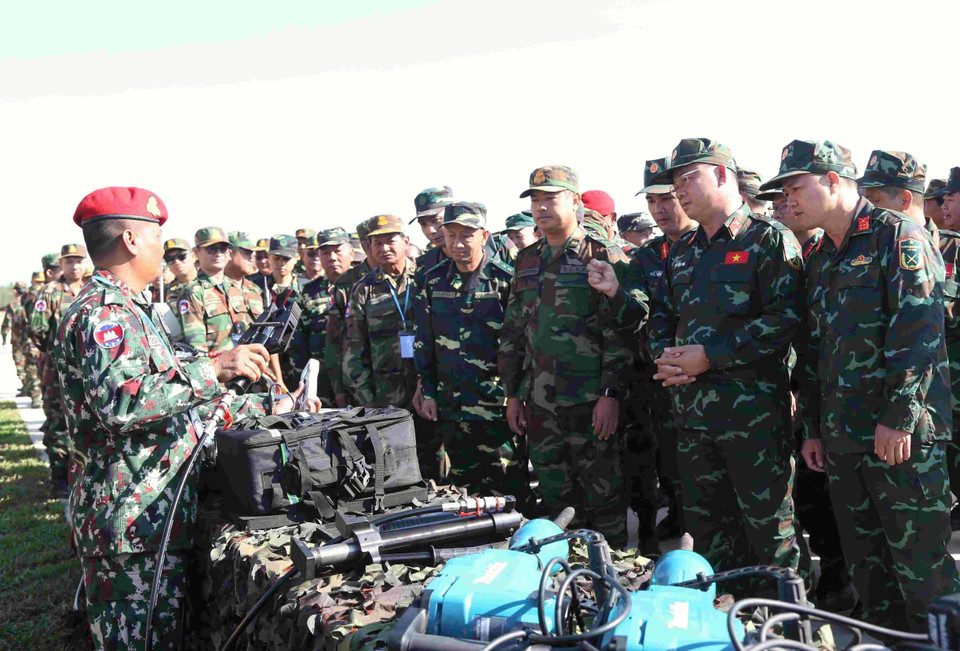 Các đại biểu tham quan khu trưng bày, giới thiệu các trang thiết bị phục vụ hoạt động cứu hộ, cứu nạn của Quân đội Hoàng gia Campuchia tham gia diễn tập chung. (Ảnh: Huỳnh Thảo/TTXVN)